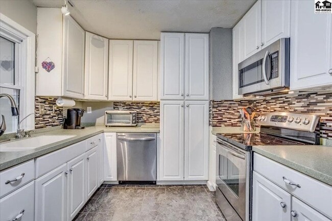 Building Photo - Beautiful 4-Bedroom, 1.5 Bathroom Home