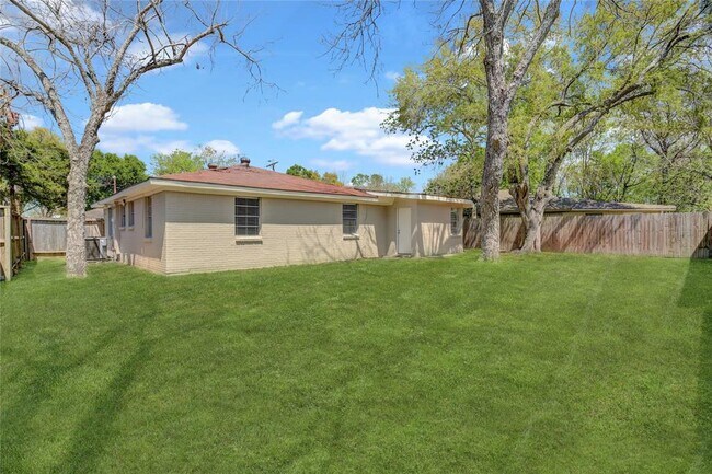 Building Photo - 334 Pennington Dr