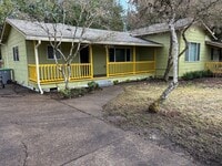 Building Photo - Large front porch, dead end street, spacio...