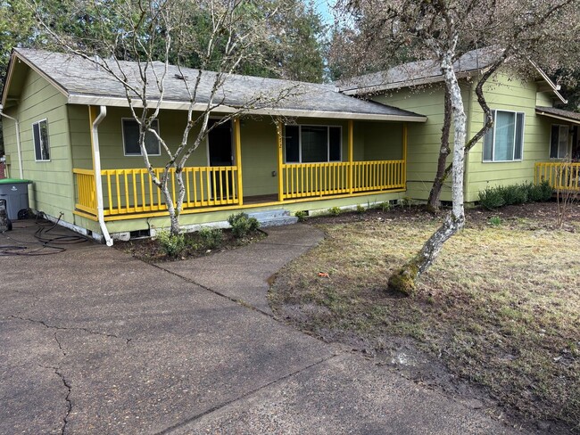 Primary Photo - Large front porch, dead end street, spacio...