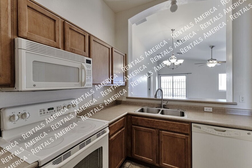 Building Photo - 6615 E Splendid Ln