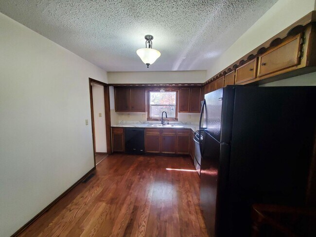 Building Photo - Spacious Derby home in Beautiful Mature Tr...