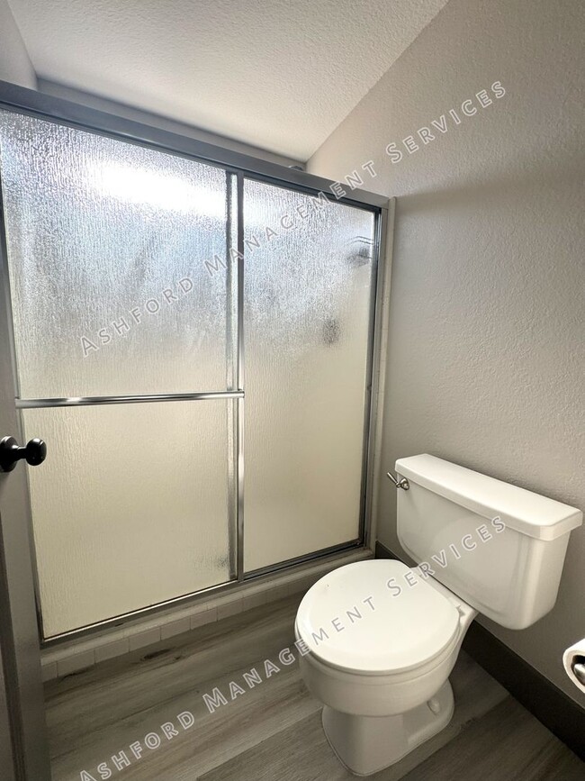 Building Photo - BEAUTIFULLY REMODELED 3 BEDROOM HOME WITH ...