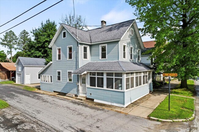 Convenient Location - 107 Clinton St