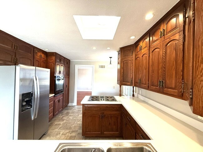 Building Photo - Spacious 3 Bedroom 2 Bath Home