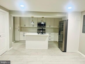 Building Photo - 1319 C St NE