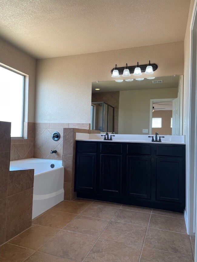 Building Photo - 12960 Cozy Cove Ave