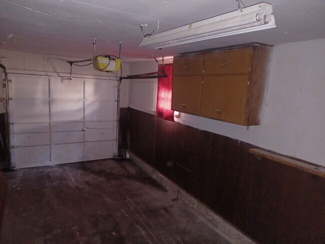 Building Photo - South Side 3 Bed 1 bath Home with Garage