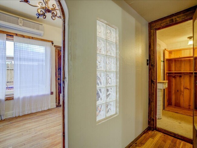 Building Photo - 2 Bedroom 2 Bathroom