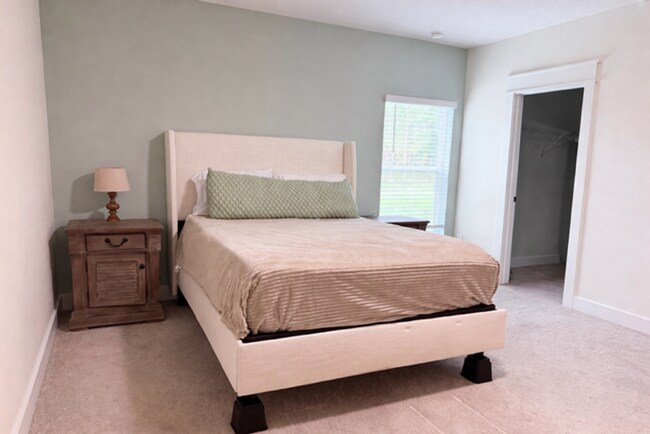 Building Photo - Stunning 4/3 with NO REAR NEIGHBORS!