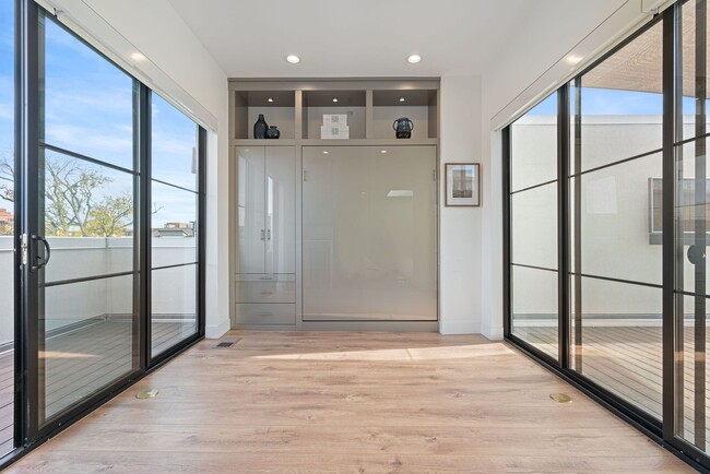 Building Photo - LUX 3BD, 5BA Townhome Near Cherry Creek, C...