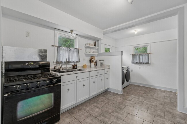 Building Photo - Charming 3-Bedroom Home with Modern Finishes and Inviting Patio!