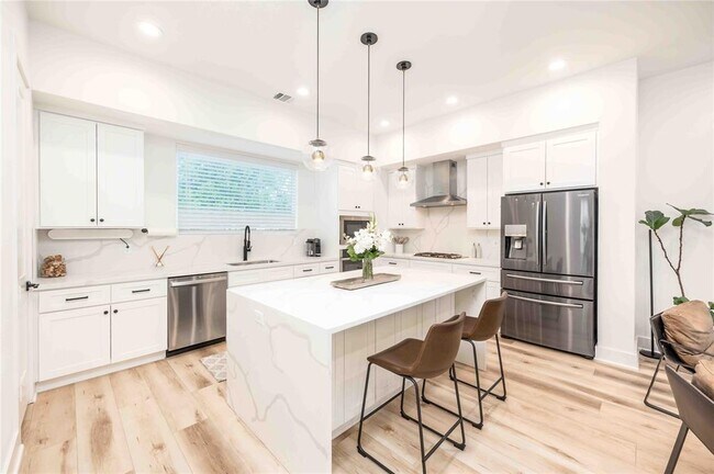 Primary Photo - 1038 W 17th St