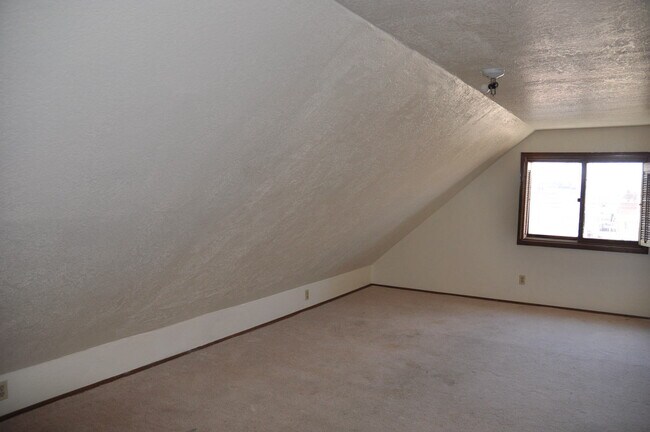 Building Photo - 711 Arno St SE