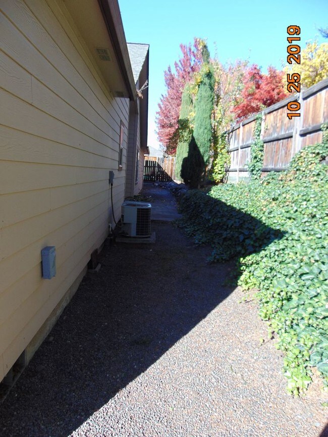Building Photo - Lovely Southeast Medford 3-bedroom home