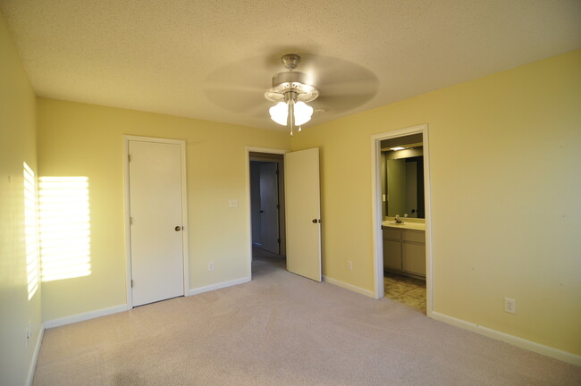 Building Photo - 9405 Hartwick Cir SE