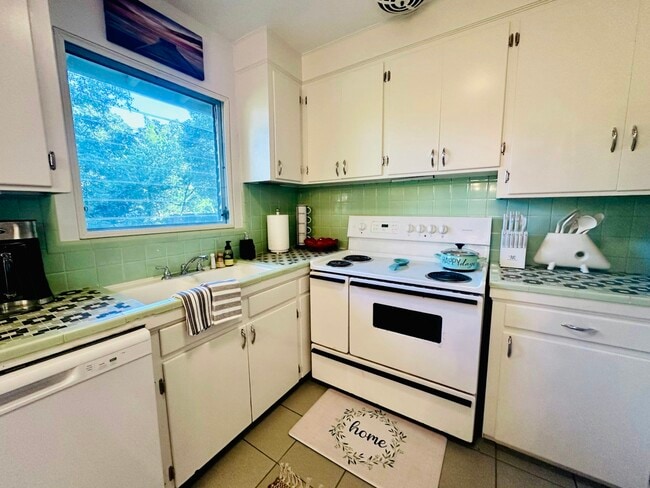 Building Photo - 27 Escalona Ave