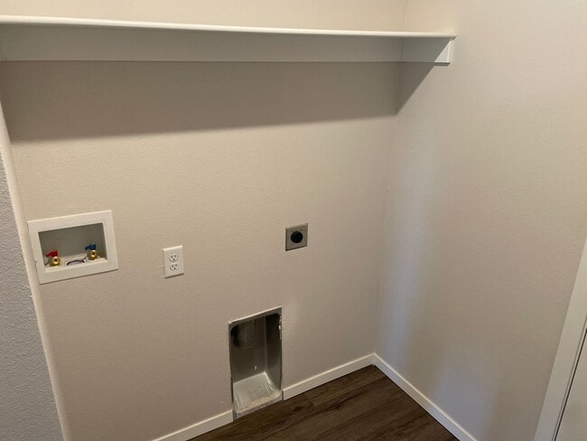 Building Photo - Now Available! Don’t Miss This 3 Bedroom, 2 Bath Home in Somerset