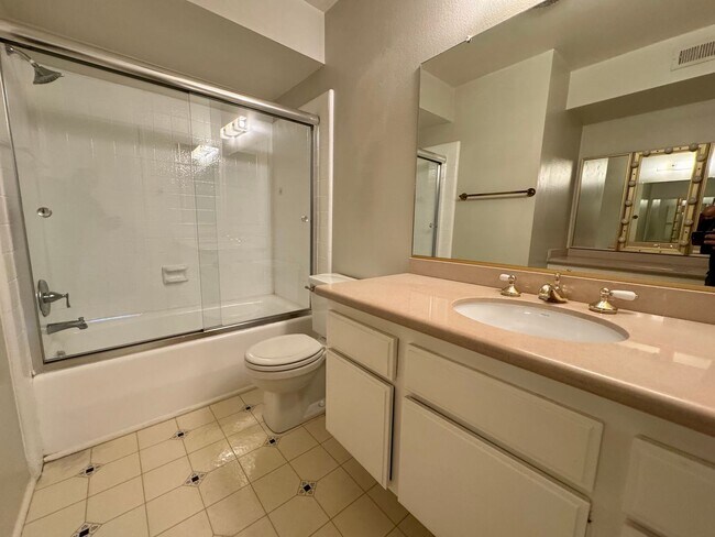 Building Photo - Light and Bright Townhouse-style condo in ...