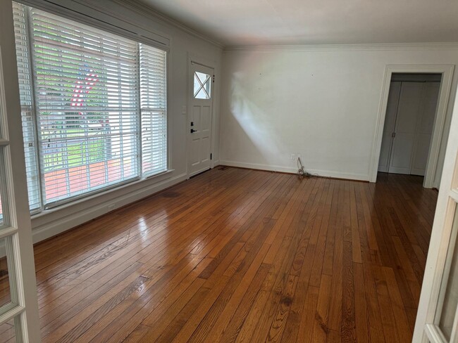 Building Photo - Beautiful Mid-town home 3br/2ba, newly ren...