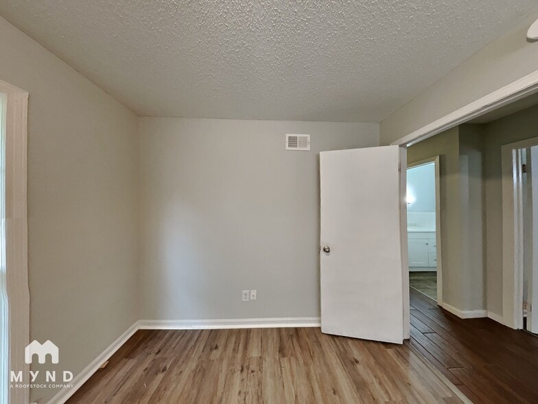 Building Photo - 2154 Ashland Dr