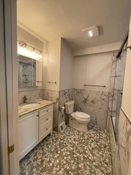 Building Photo - 2321 Sansom St