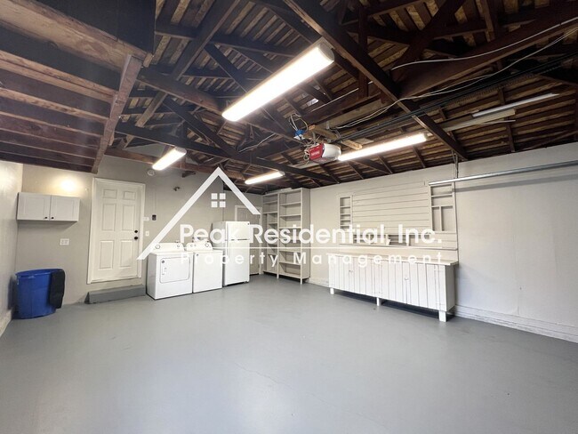 Building Photo - Beautifully Updated 3bd/2ba Home with 2 Car Garage!