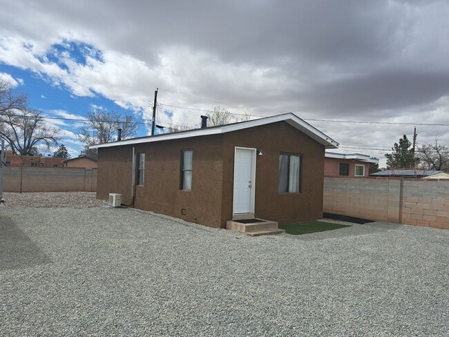 Primary Photo - 812 San Andres Ave NW