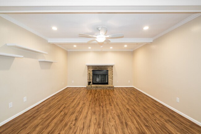 Building Photo - 5 Bedroom, 2.5 Bath Home for Rent in Salem Woods