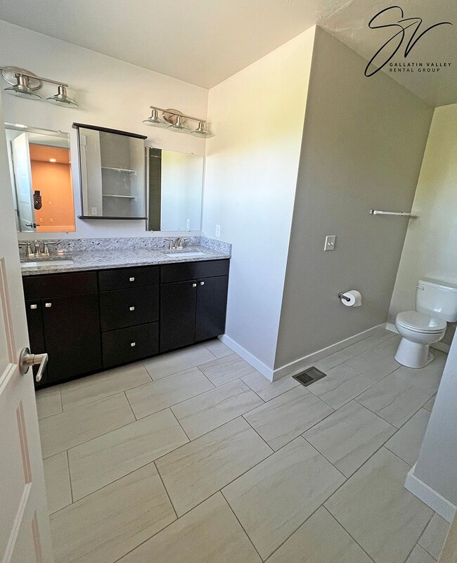Building Photo - Three Bedroom Townhome with AC, Fenced Yard