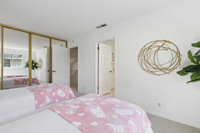 Building Photo - Delightful 3/3bth End-Unit Townhouse in Ce...