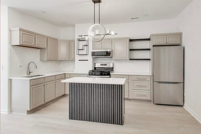 Building Photo - 912 N Ashland Ave