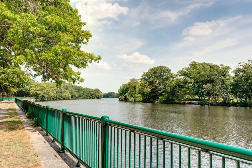 Building Photo - 475 Arsenal St