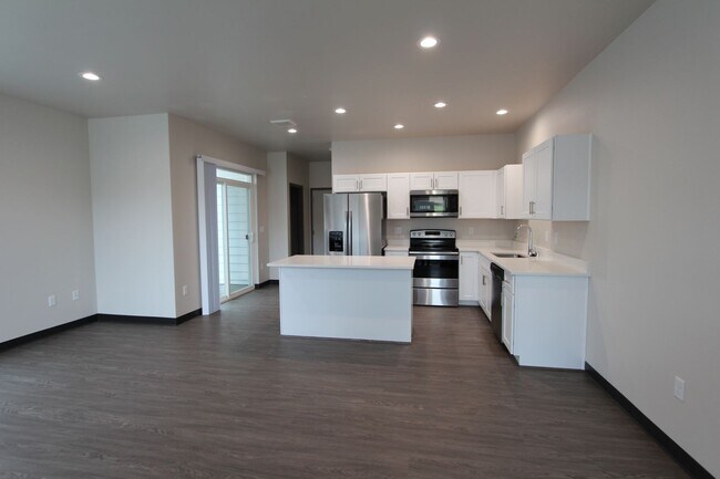 Building Photo - Modern design 3-bed, 2.5-bath duplex