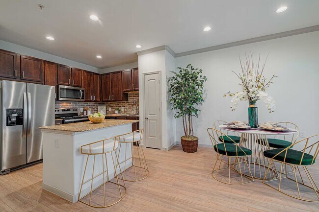 Building Photo - Move In Now & Enjoy 1 Month FREE!