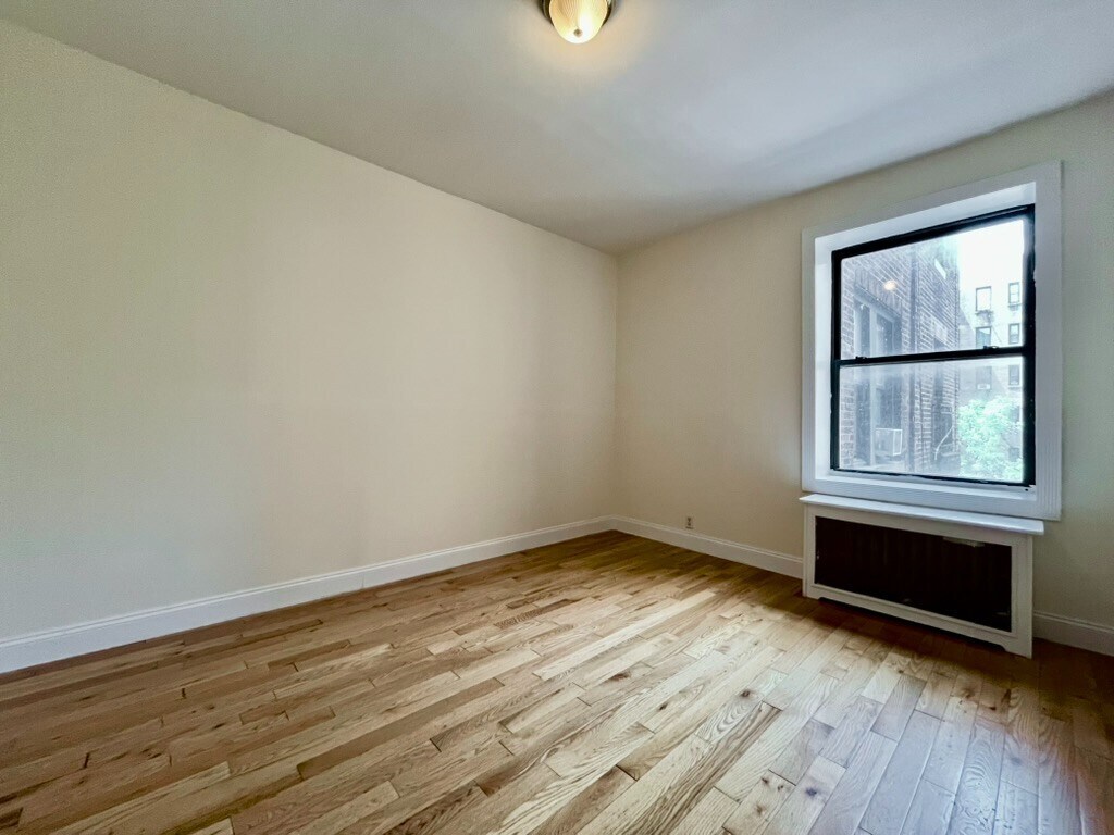 Building Photo - 585 W 204th St