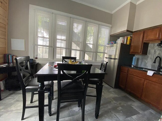 Building Photo - 217 S Zetterower Ave