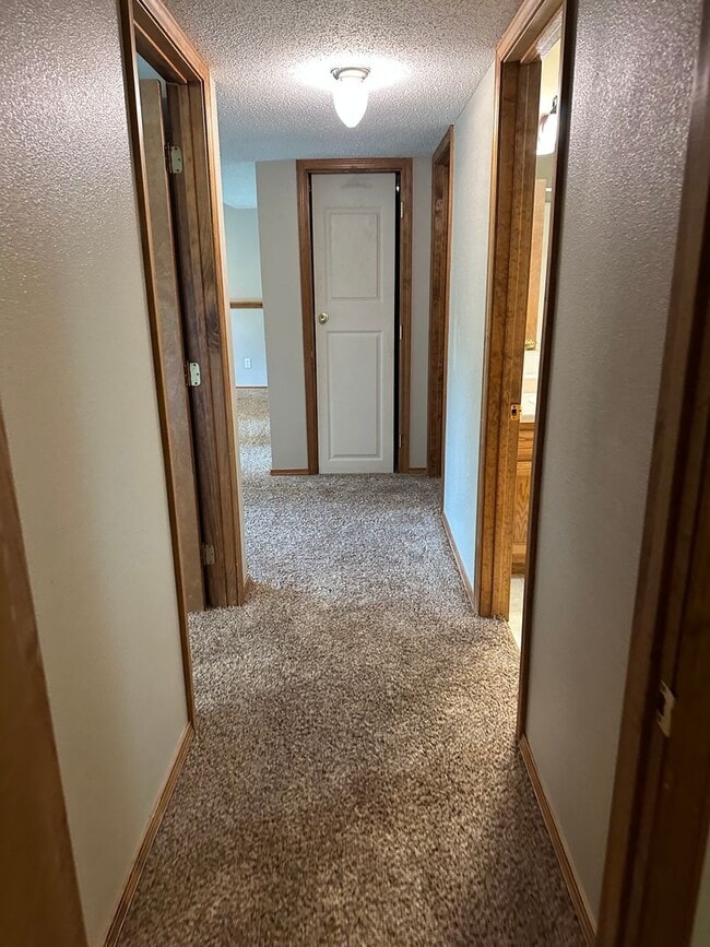 Building Photo - 4 Bed 2.5 Bath w/ Fenced Yard