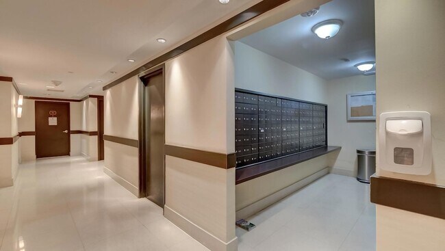 Building Photo - 2555 Collins Ave