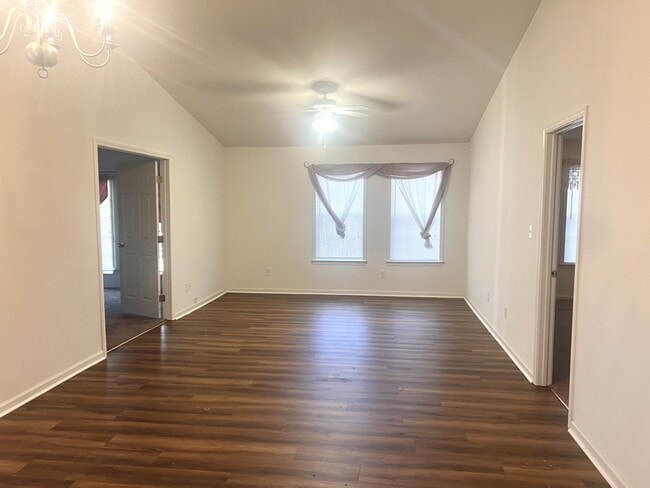 Building Photo - 107 Larkspur Ln