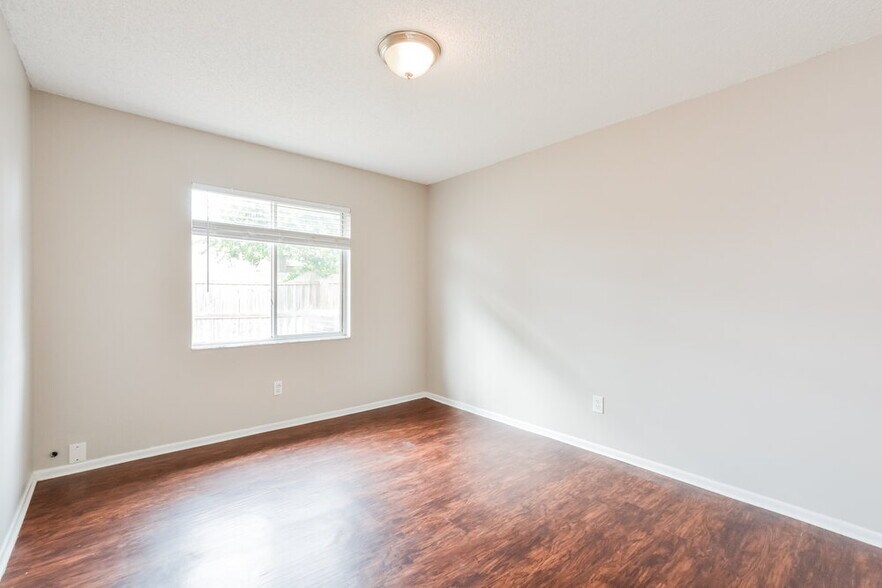 Building Photo - 1891 Aster Dr