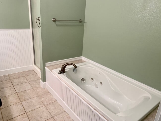 Building Photo - Spacious 3 bedroom Costal Home with Vaulte...