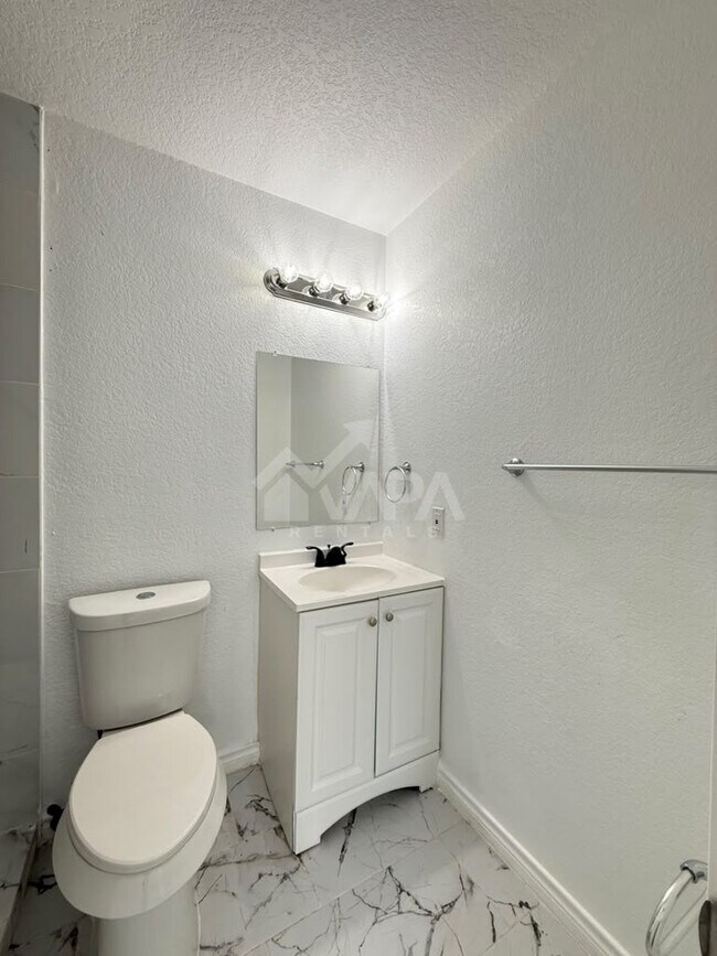 Building Photo - 2910 Lake Briar