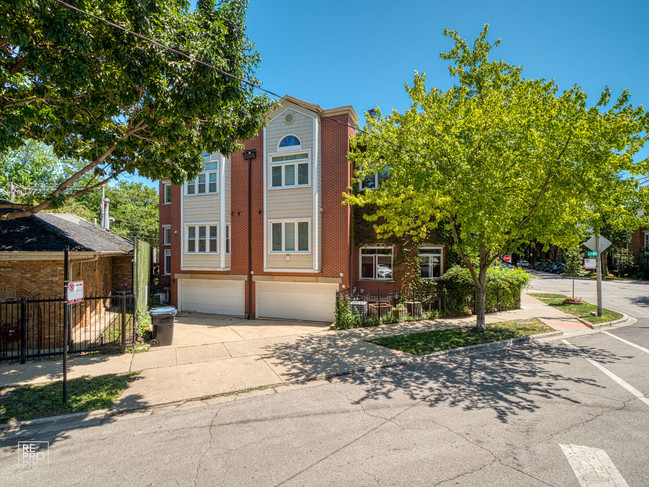 Building Photo - 1902 N Kenmore Ave