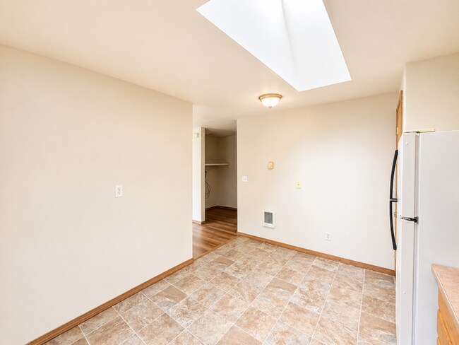 Building Photo - 60 E Hemlock Ct