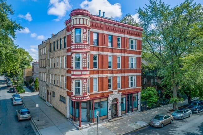Building Photo - 2057 W Dickens Ave
