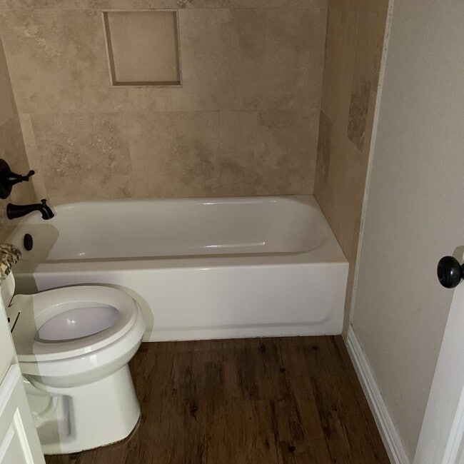 Building Photo - 409 Maple Row