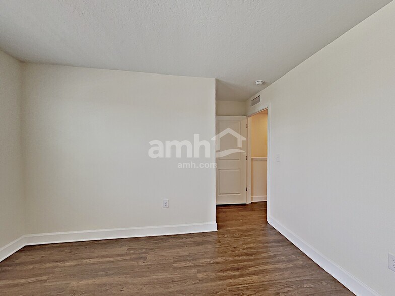Building Photo - 325 Pine Terrace Dr
