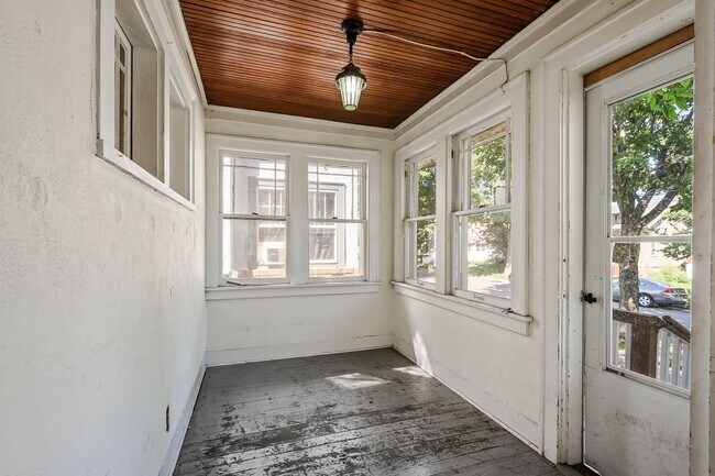 Building Photo - MUST SEE 5BD/2BA House close to U of M! Avail. 9/1/26!