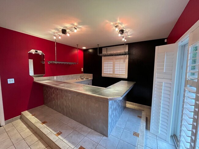 Building Photo - Immaculate 4 bedroom, 3.5 bathroom, tri-level Home in Tigard!! Expansive Views, Office space, Gam...